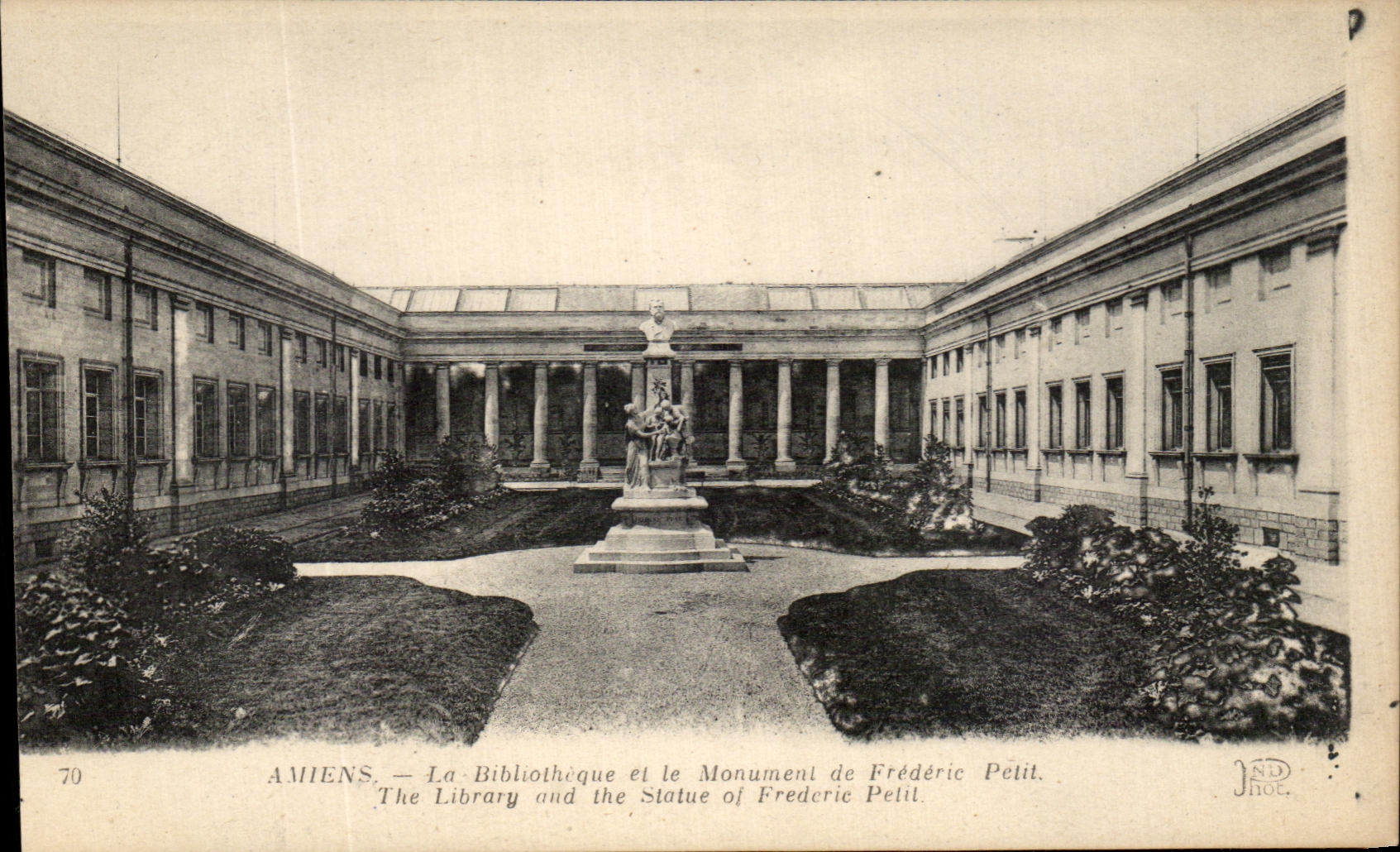 CPA Amiens La Bibliotheque et le Monument de Frederic Petit 