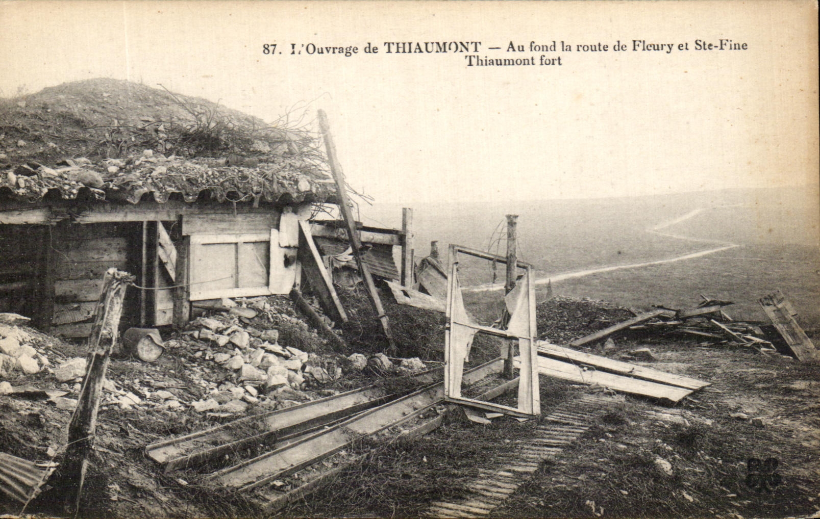 Ouvrage de Thiaumont — Au fond la route de Fleury et Ste-Fine — Thiaumont fort