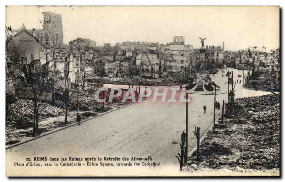 CPA Reims dans les Ruines apres la Retraite des allemands Militaria
