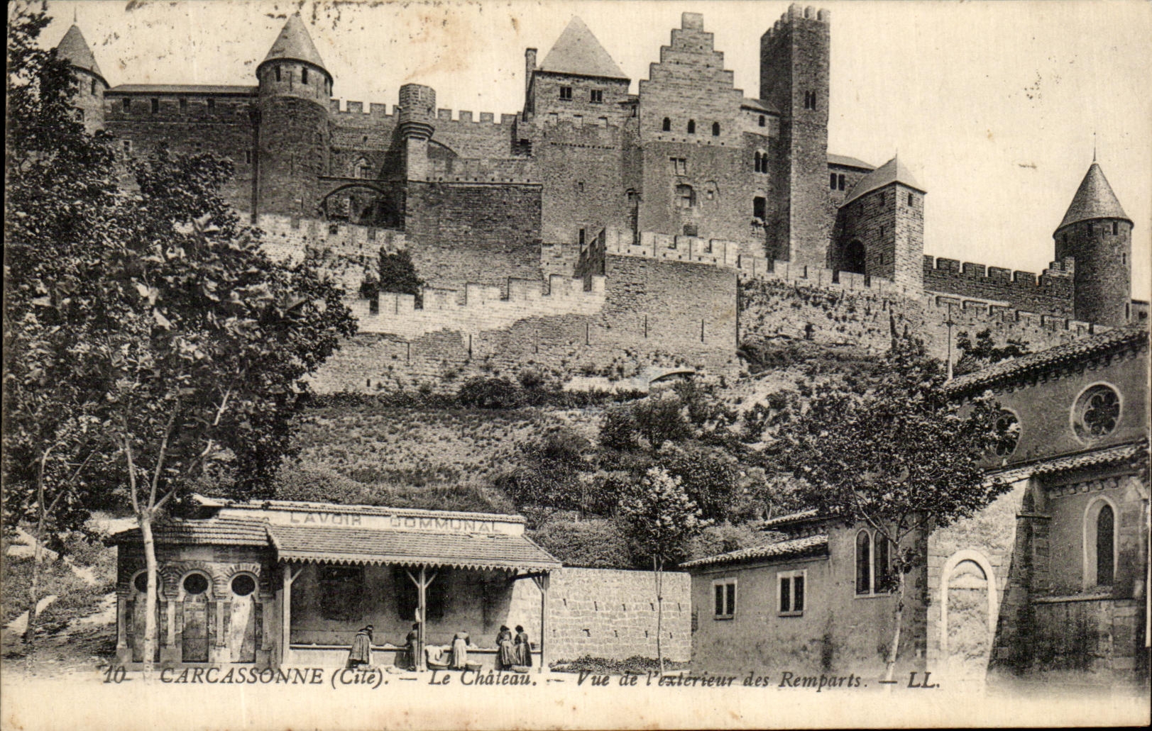CPA Carcassonne Le Chateau Vue de l'exterieur des remparts Lavoir communal