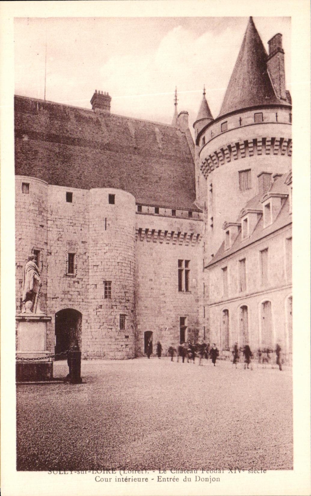 SULLY-sur-LOIRE — Innenhof — Eingang zum Bergfried — feudales Schloss 14. Jahrhundert