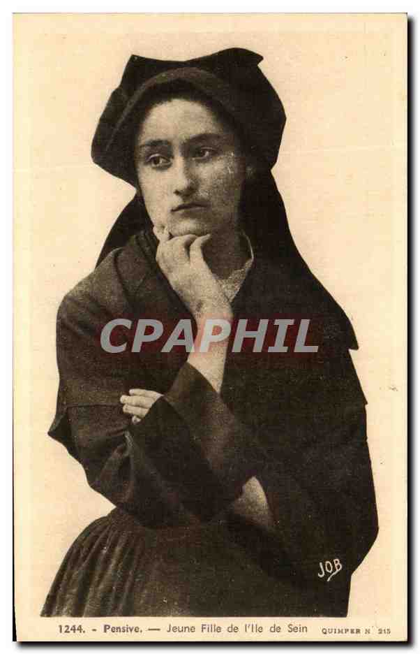 CPA Pensive Jeune Fille De l'Ile De Sein Folklore Costume