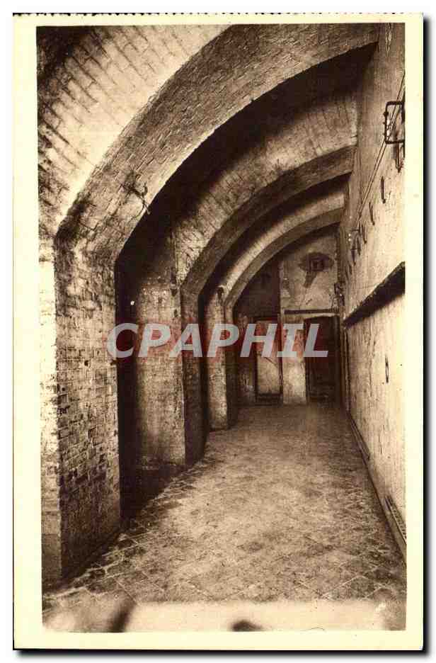 Fort de Vaux — couloir voûté avec central téléphonique et colombier
