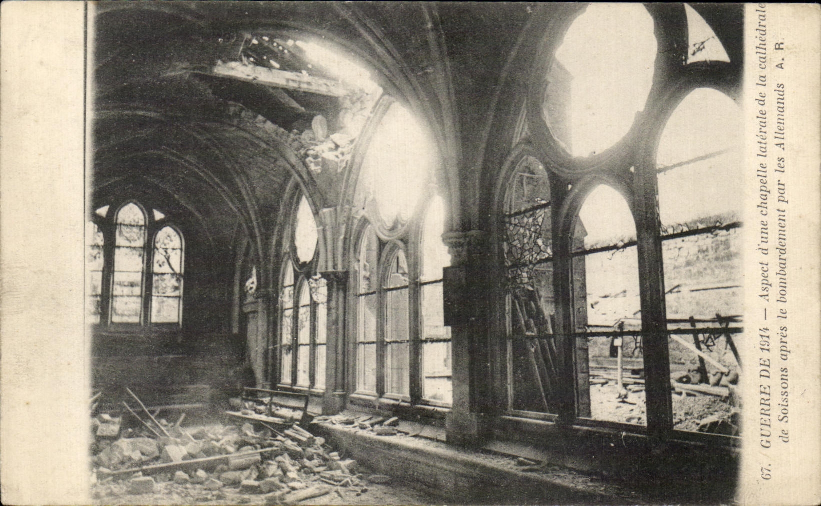 CPA Guerre de Aspect d'une chapelle Laterale de la cathedrale de Soissons Militaria