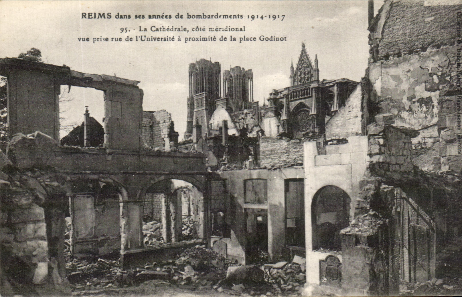 Reims dans ses années de bombardements 1914-1917 — La Cathédrale, côté méridional, vue prise rue de l'Université à proximité de la place Godinot — éditeur Visé Nancy A. 3541