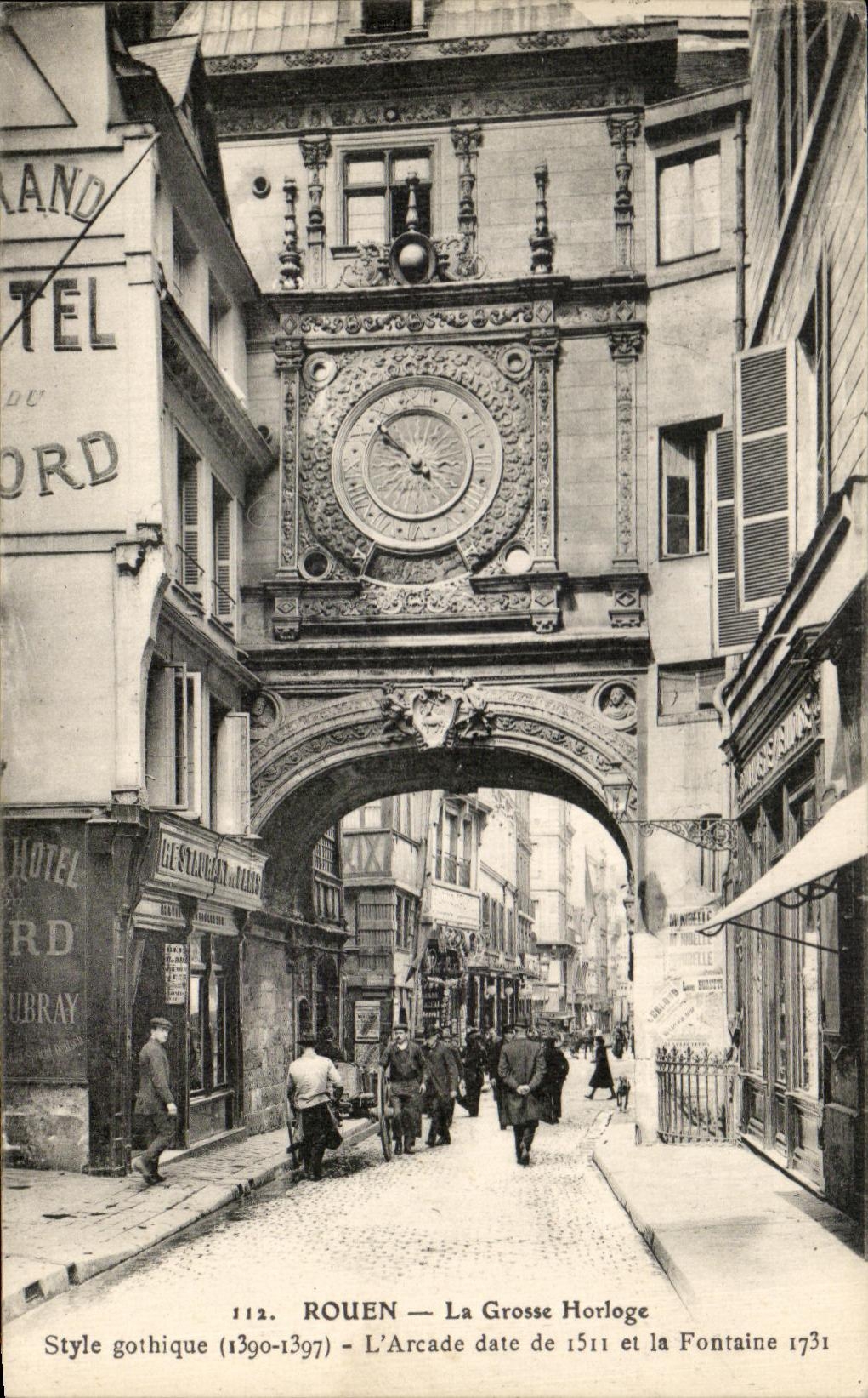 CPA Rouen La Grosse Horloge Style gothique L'Arcade date de 1511 et la fontaine 1731 (animee)