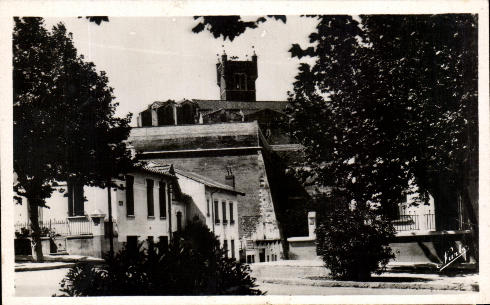 CPA Perpignan Eglise Saint Jacques un coin des anciens remparts