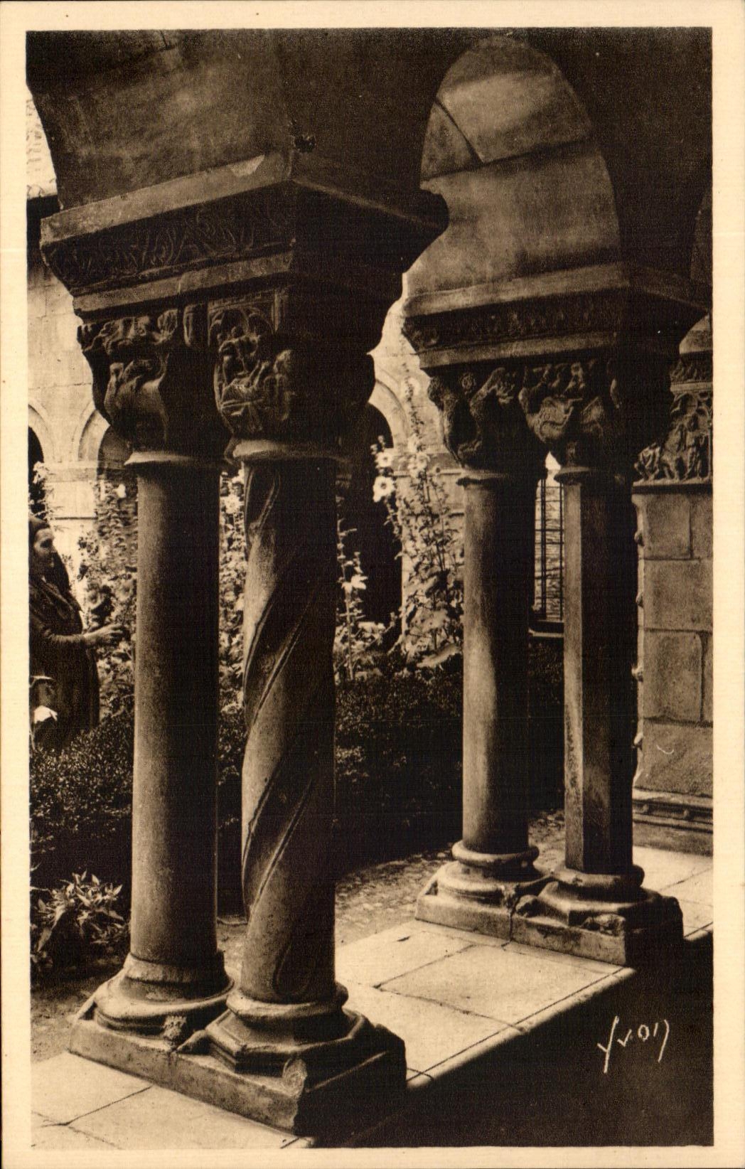 CPA Elne Cathedrale Sainte Eulalie colonnes du Cloitre 