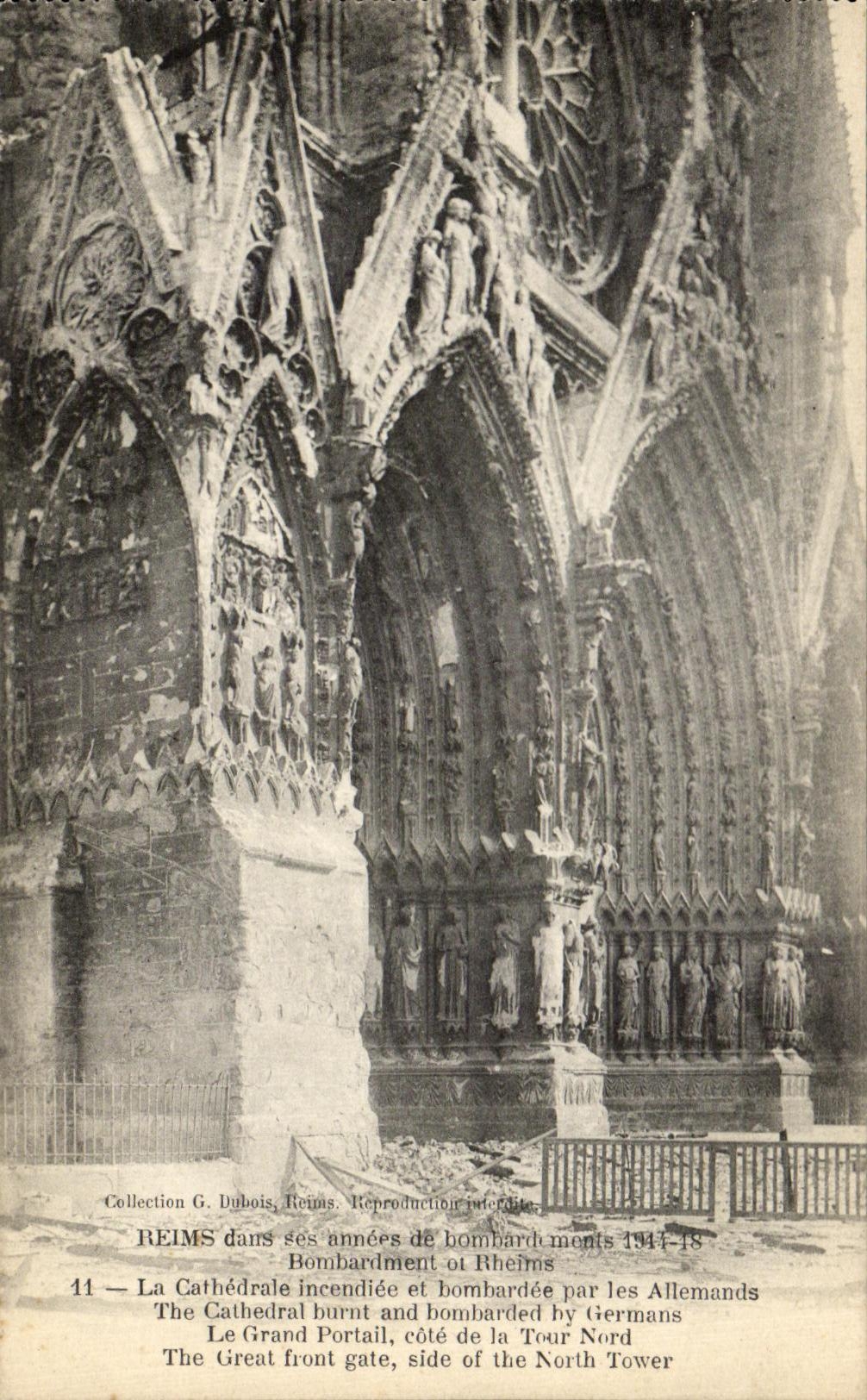 CPA Reims Dans Ses Annees De Bombardement La cathedrale incendiee Militaria