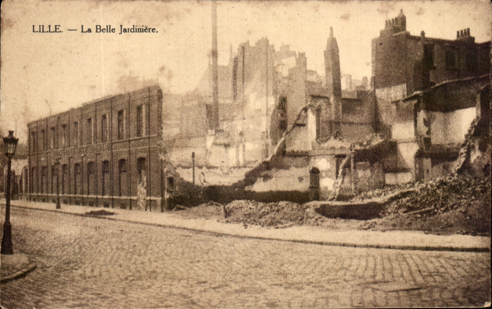 CPA Lille La Belle Jardiniere Magasin Militaria