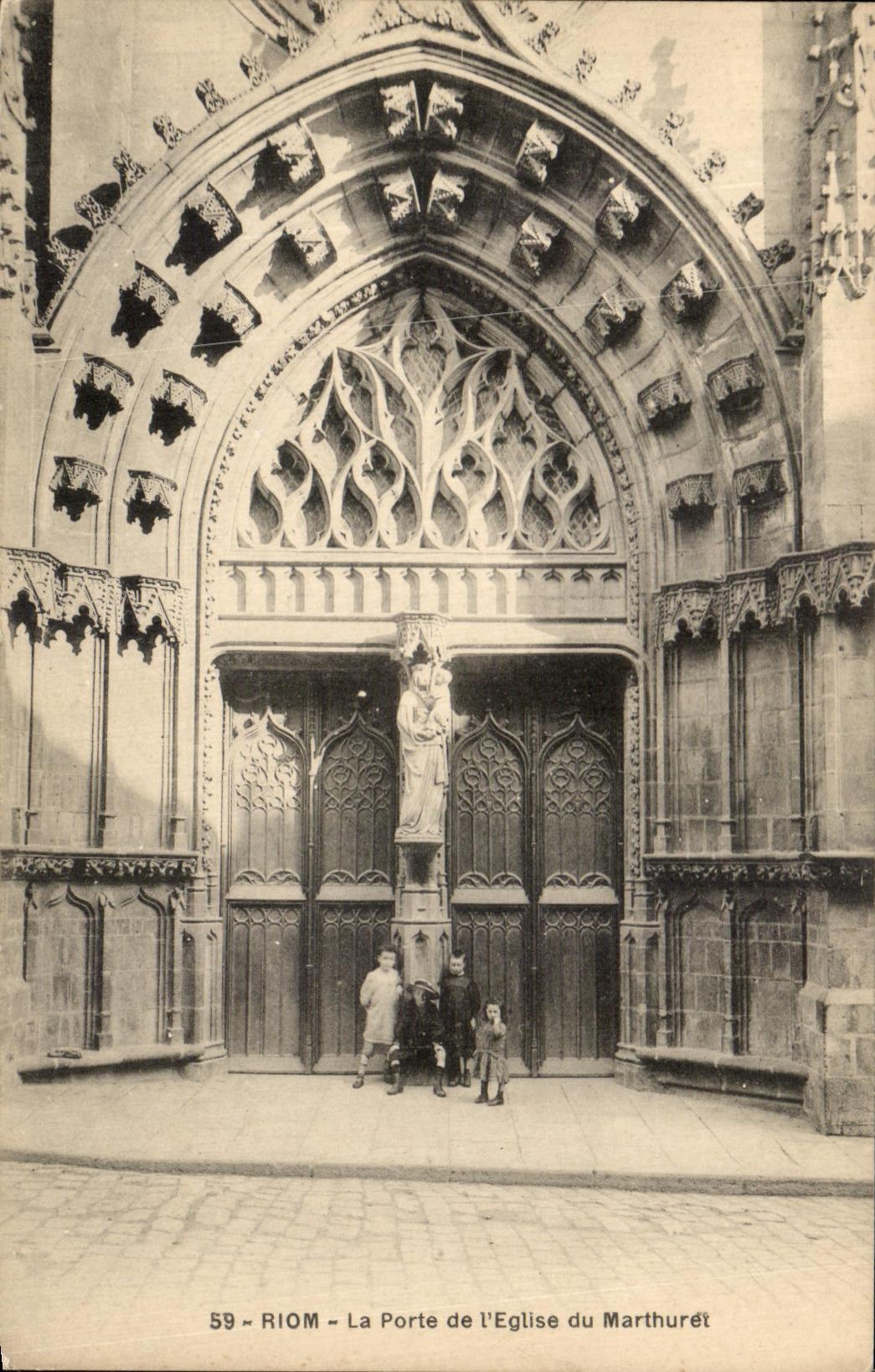 CPA Riom La Porte de I'Eglise du Marthuret enfants