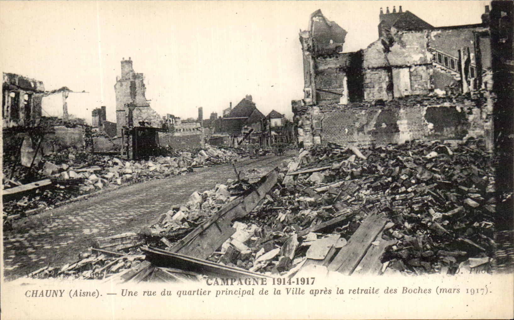 Chauny (Aisne) — Une rue du quartier principal de la Ville après la retraite des Boches (mars 1917) — ND. Phot.