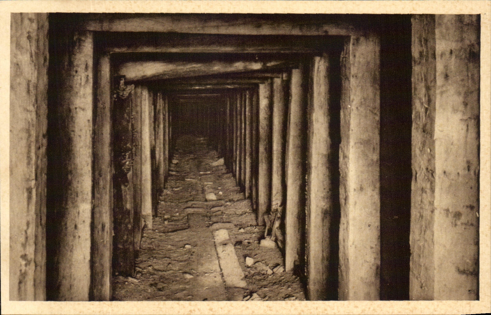 Fort de Vaux — Galerie conduisant au mur de contrescarpe Nord-Est