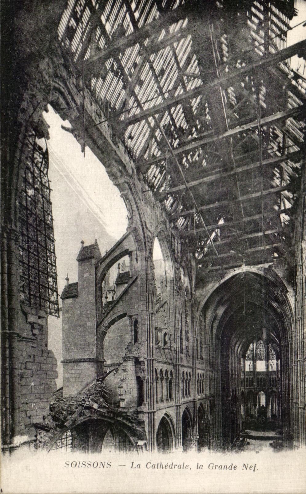 CPA Soissons La Cathedrale le Grande nef Militaria