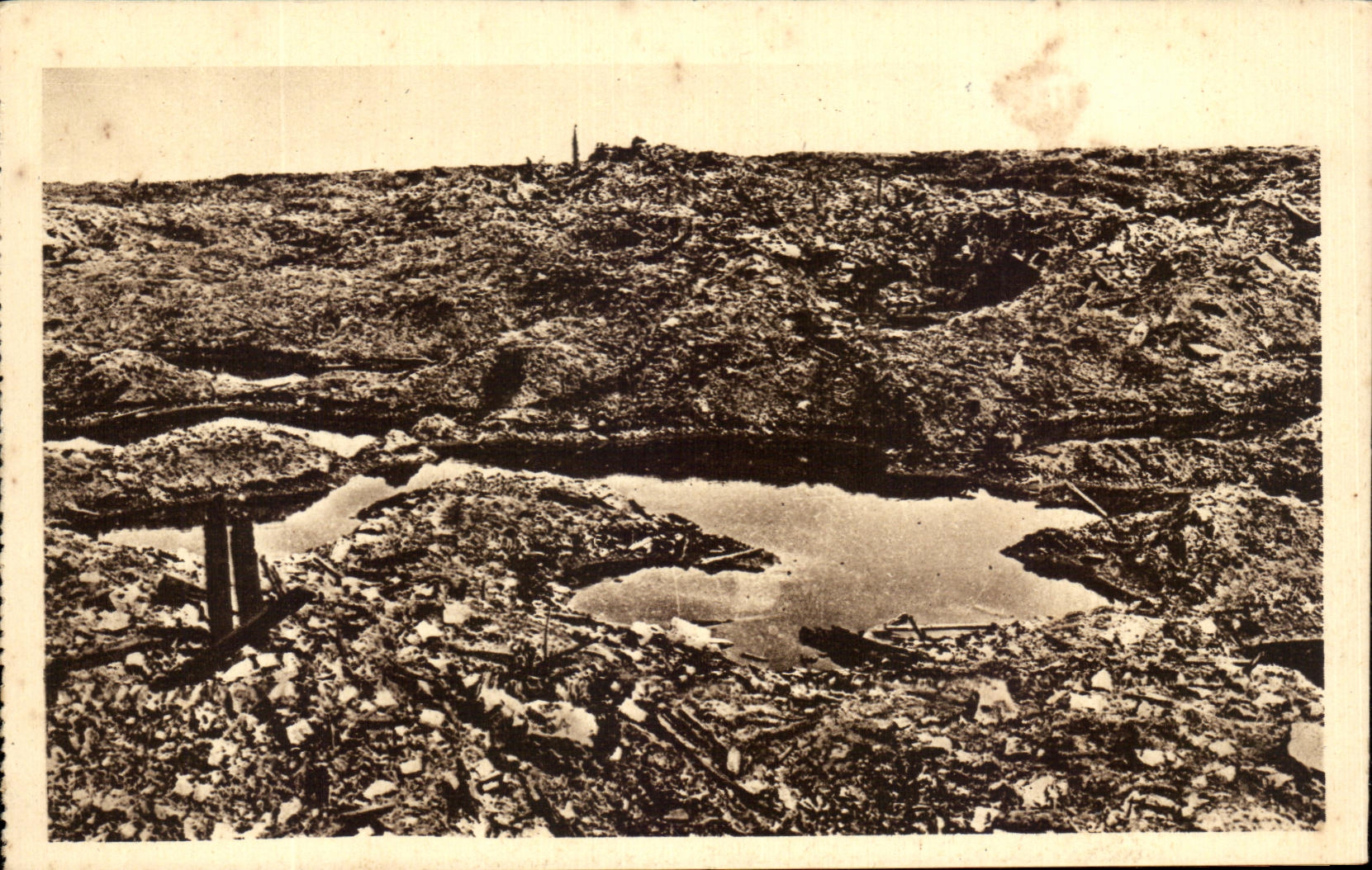 Le village et l'étang de Vaux — pendant la guerre (1917) — Ch. Arch, photog.