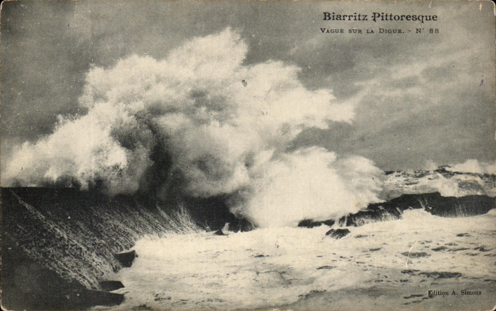 CPA Biarritz Pittoresque Vague sur la Digue