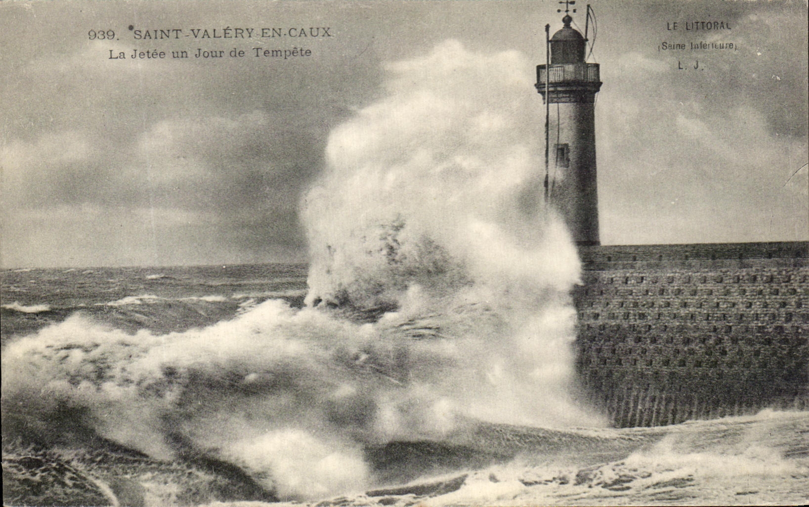 CPA Saint Valery en Caux La Jetee un Jour de Tempete Phare