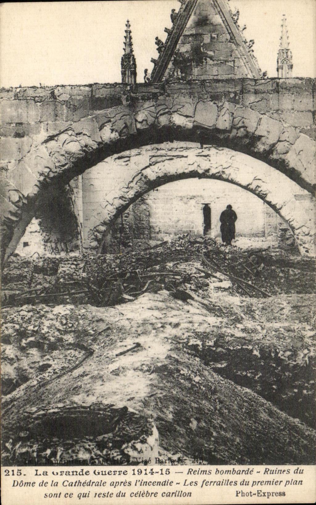 CPA La Grande Guerre Reims Bombarde Ruines du dome de la cathedrale Militaria 