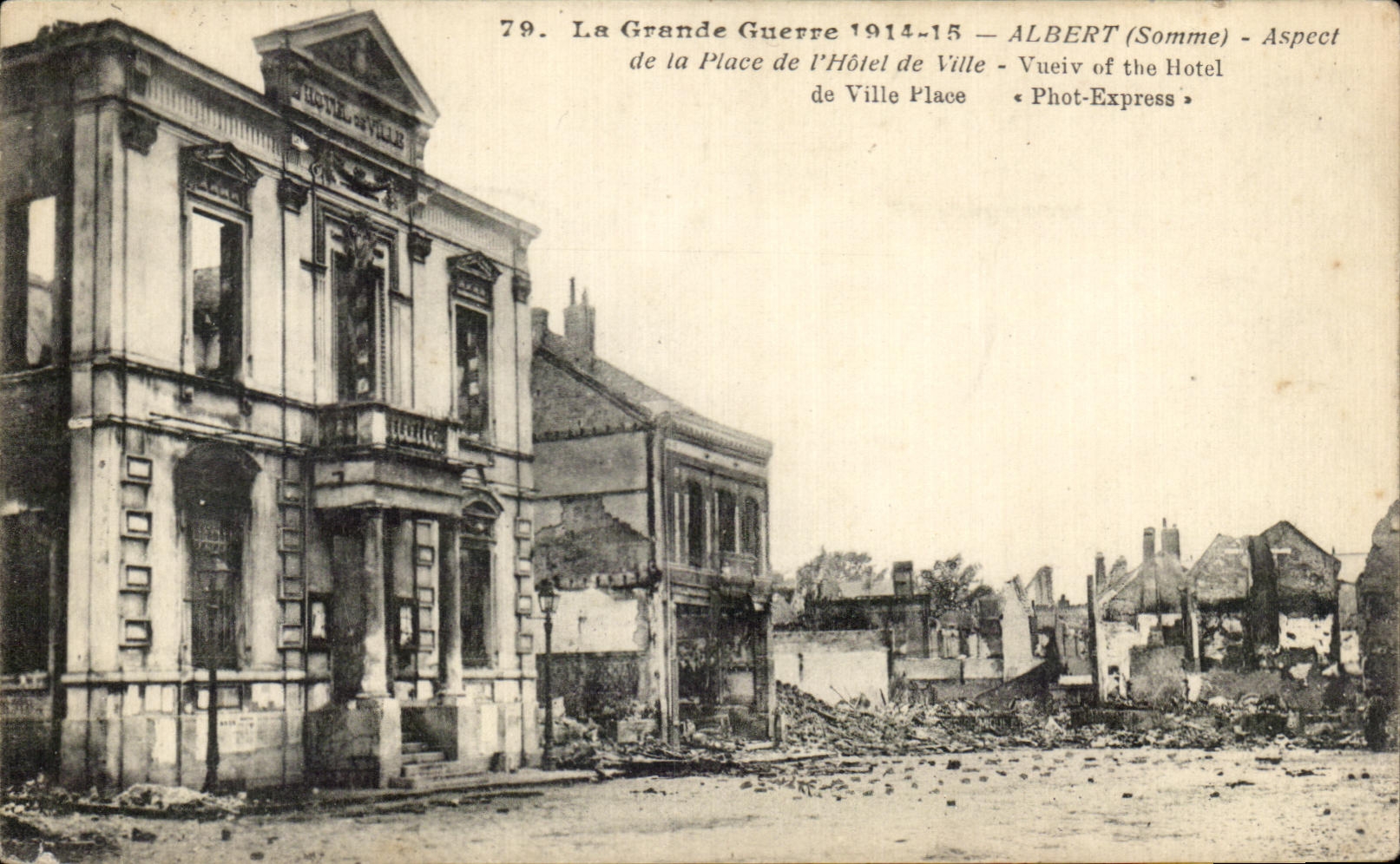 CPA La Grande Guerre Albert de la Place de l'Hotel de Ville Militaria 