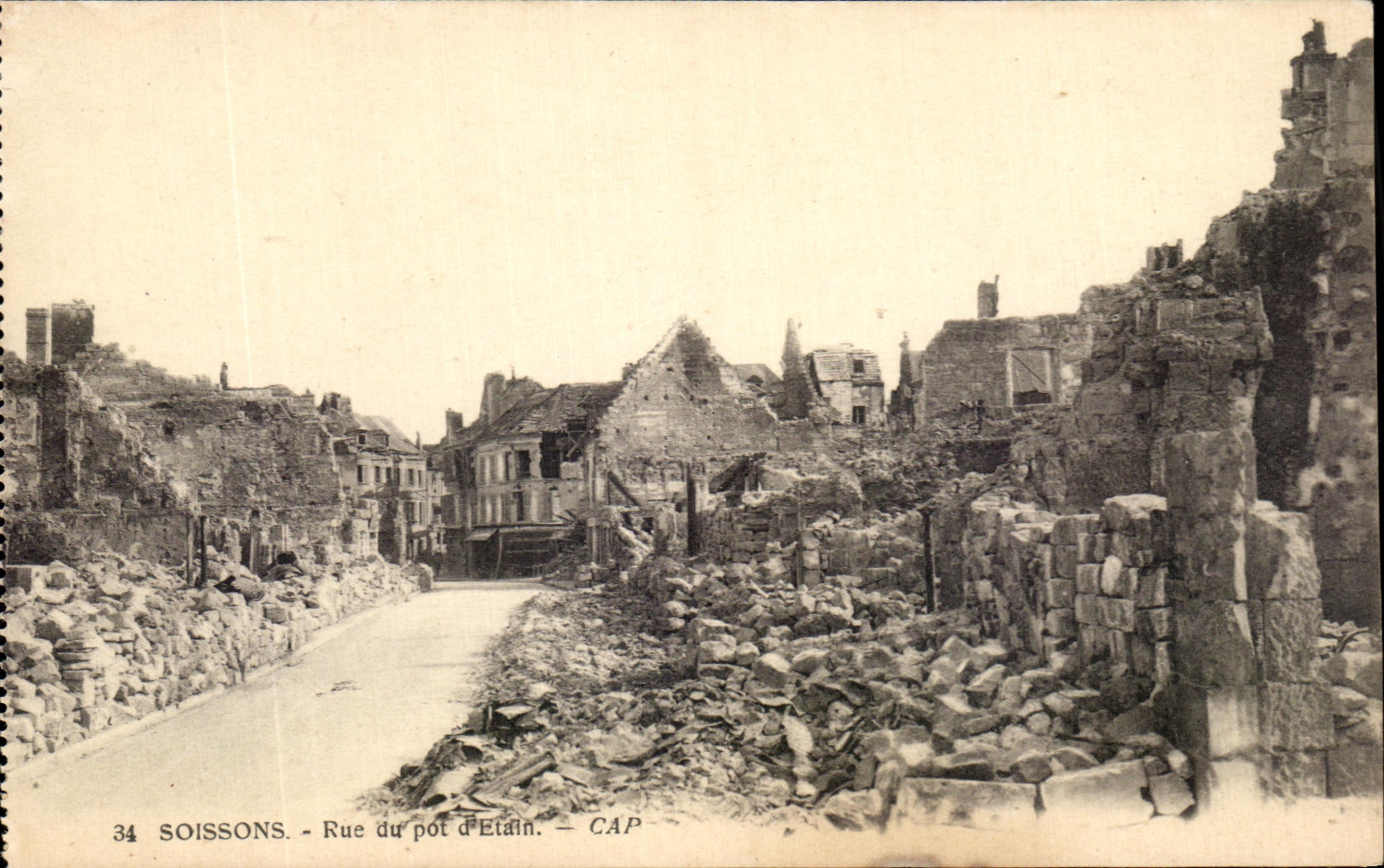 CPA Soissons Rue du pot d'Etain Militaria