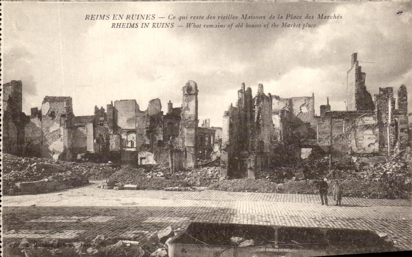CPA Reims En Ruines ce qui reste des vieilles Maison de la Place des Marches Militaria