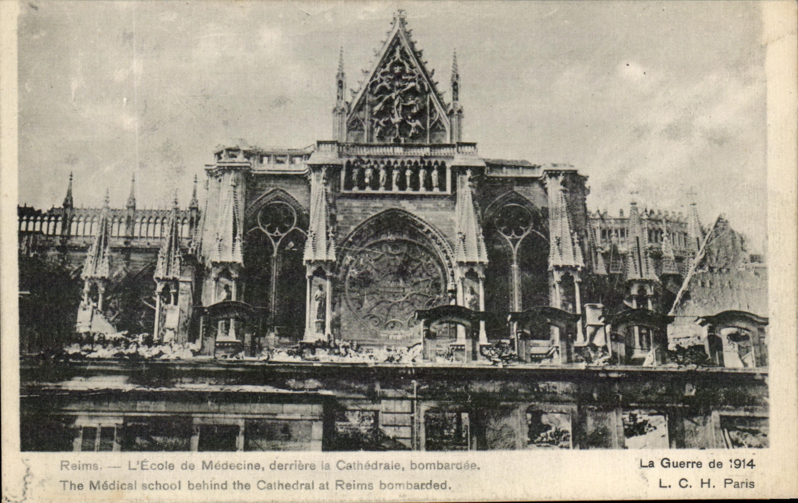 CPA Reims L'Ecole de Medecine derriere la Cathedrale Bombardee Militaria