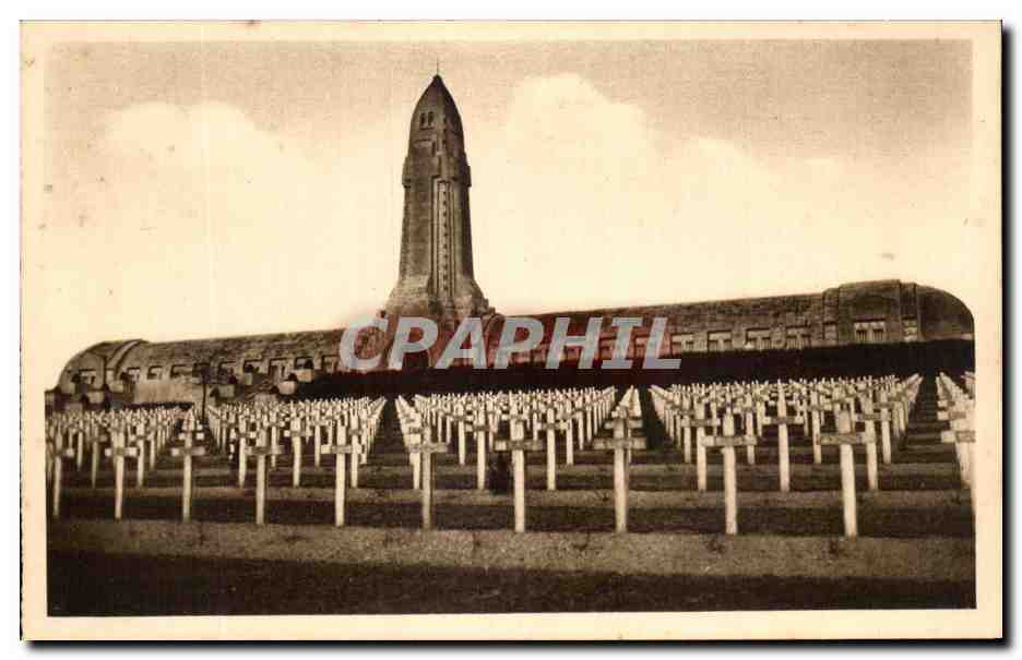 Cimetière National de Douaumont — devant l'Ossuaire — éditeur non visible