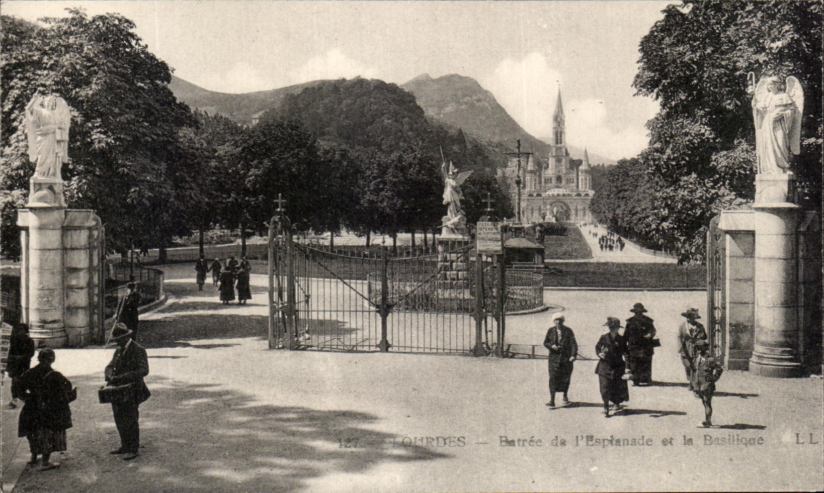 CPA Lourdes Entree de l'Esplanade et le Basilique
