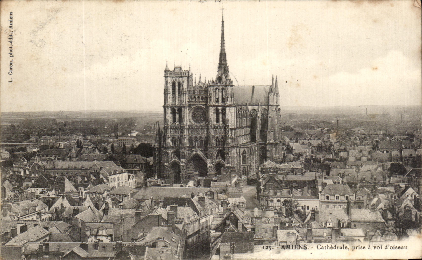 CPA Amiens Cathedrale Prise a vol d'oiseau