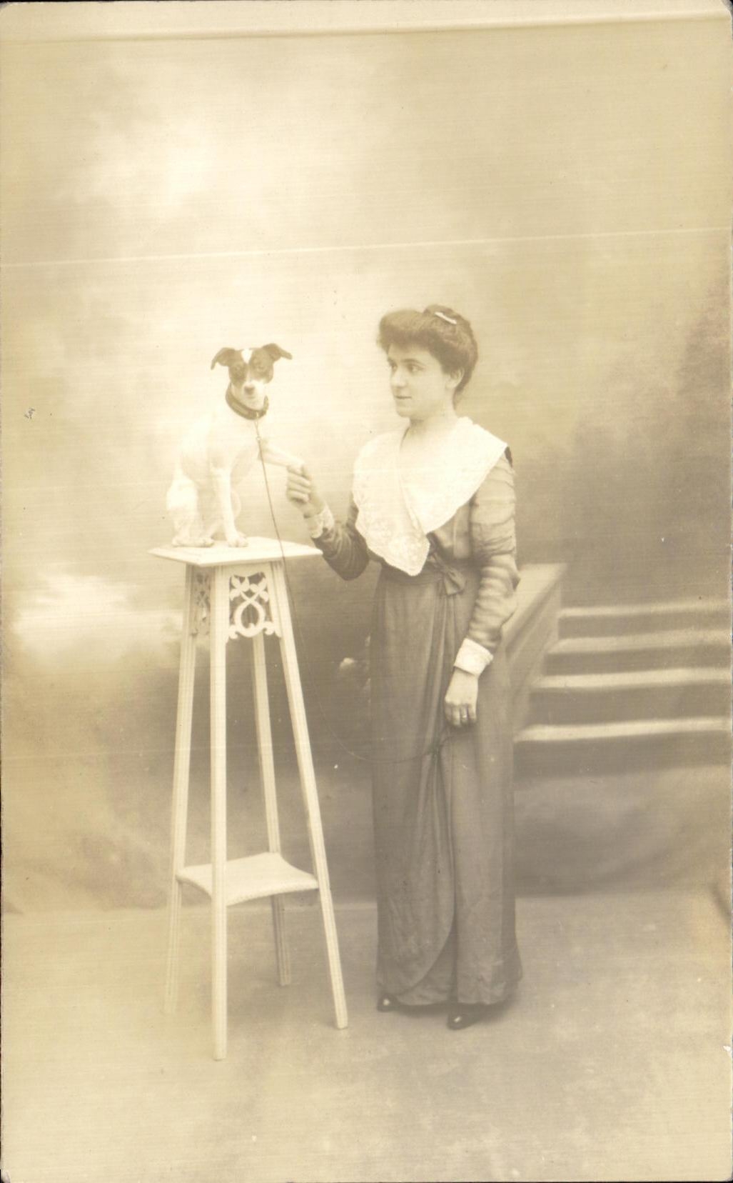 Mujer con perro sobre pedestal — estudio — Tarjeta postal