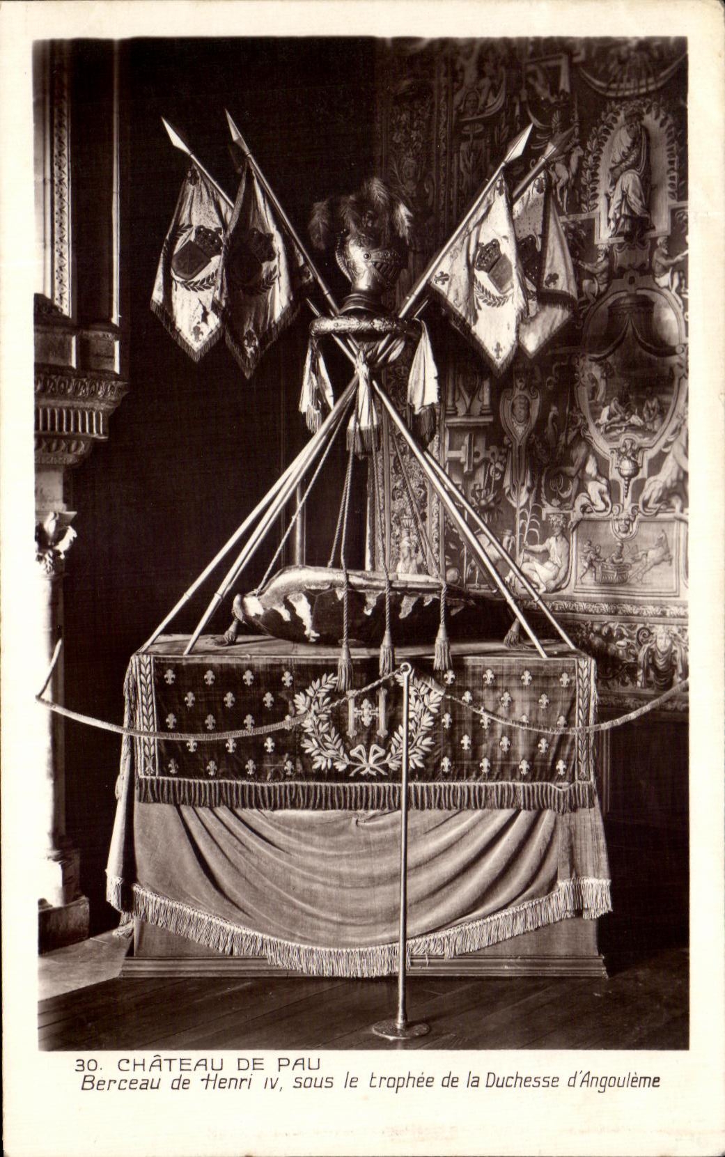 CPA Chateau de Pau Berceau de Henri IV sous le trophee de la Duchesse d'Angouleme