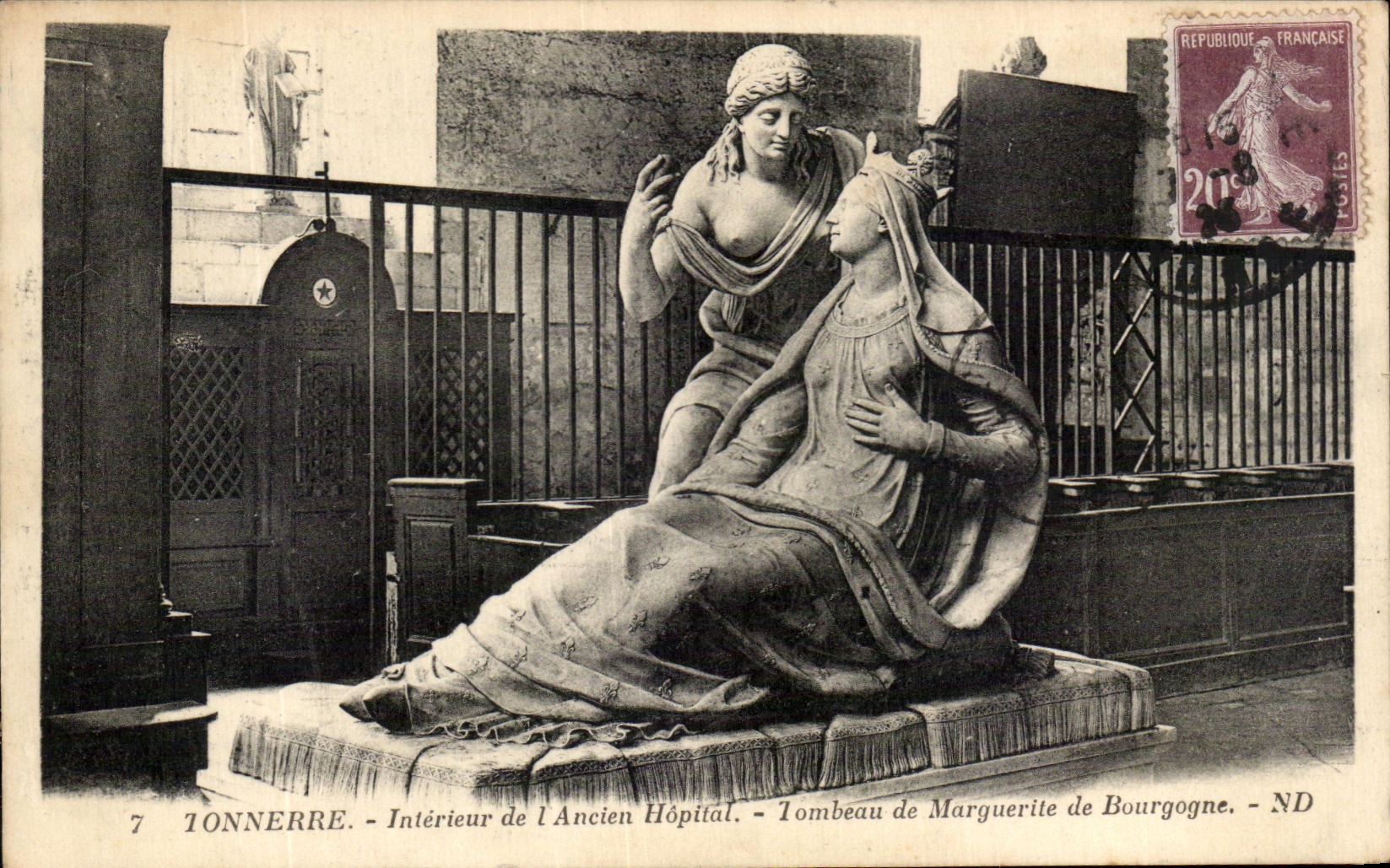 CPA Tonnerre Interieur de l Ancien Hopial Tombeau de Marguerite de Bourgogne