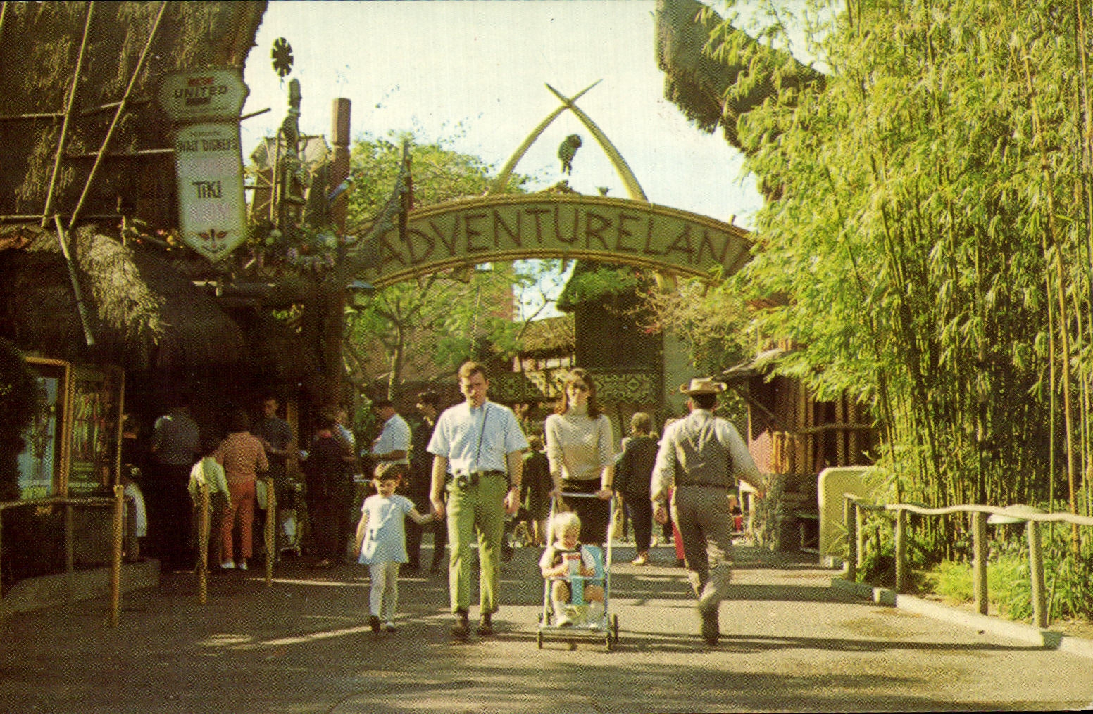Adventureland — Entrée du Tiki Room — Disneyland, California