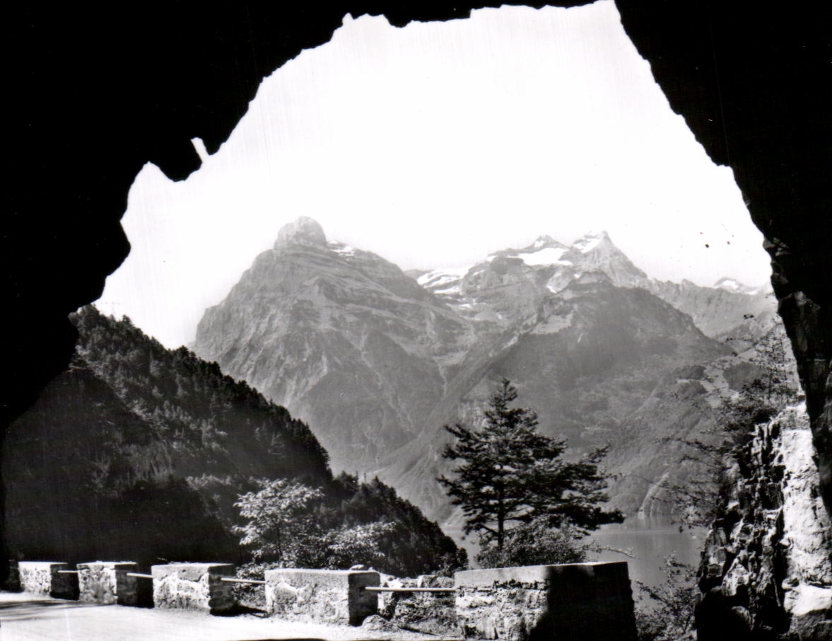 Vue des Alpes — vue prise d'un tunnel — Photo-Édition O. Süssli-Jenny, Thalwil-Zürich