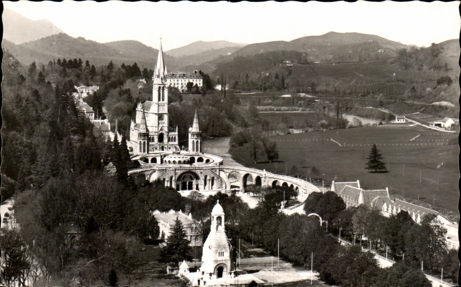 CPA Lourdes La Basilique et le Monument Interallee vus du Chateau Fort