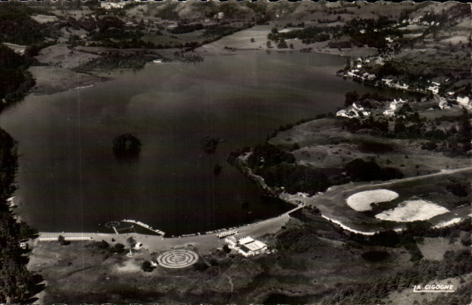 Lac Chambon (P.-de-D.) — Vue aérienne générale — Édition La Cigogne