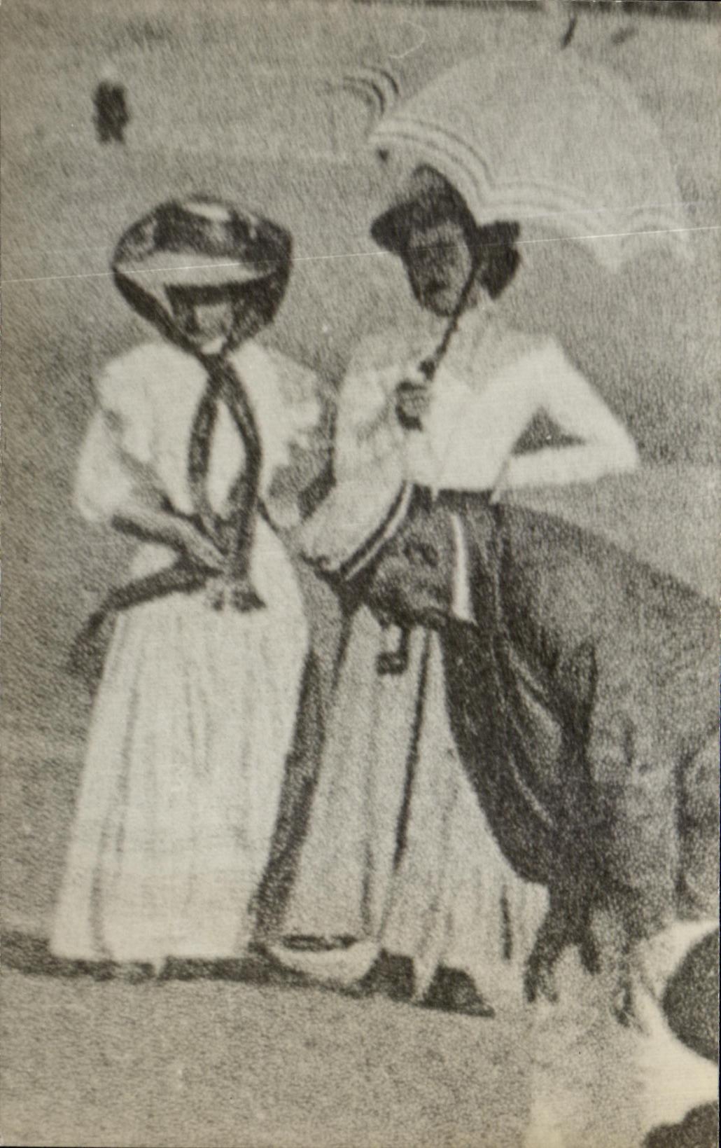 Deux femmes en tenue d'époque — éditeur inconnu, n° de série non visible