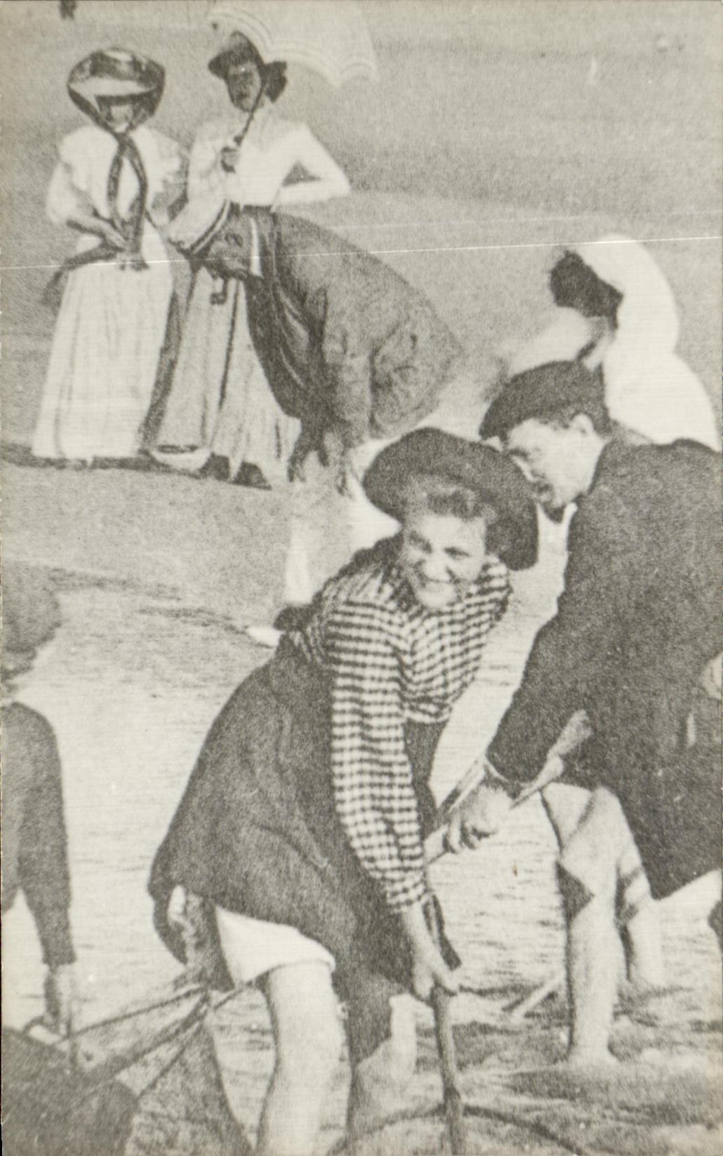 Femmes et hommes sur une plage — scène de baignade — éditeur inconnu