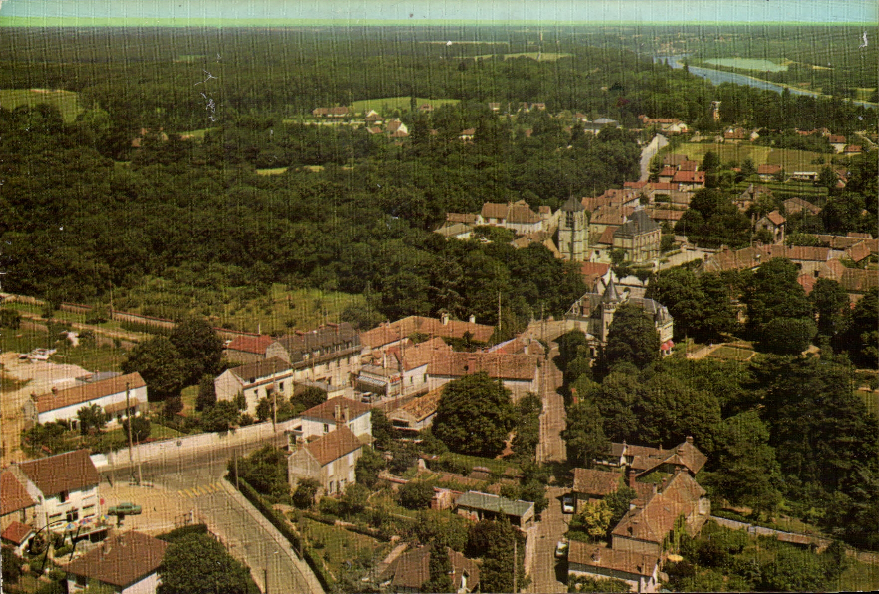 Chartrettes (Seine-et-Marne) — centre du village, église (XIIIe siècle) — Édition GUY
