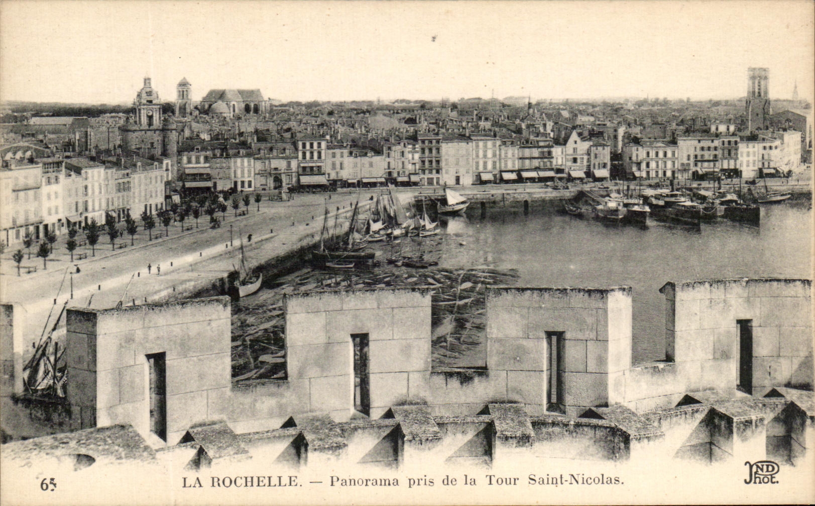 CPA La Rochelle Panorama Pris de La Tour Saint Nicolas Bateaux