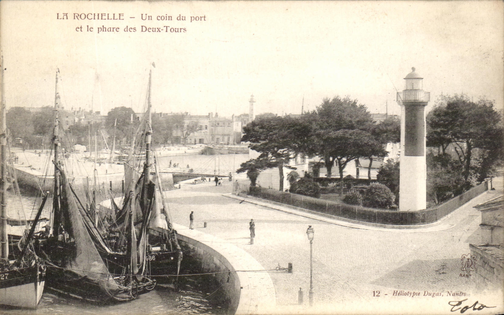 La Rochelle — Un coin du port et le phare des Deux-Tours — Héliotypie Dugas, Nantes, n°12