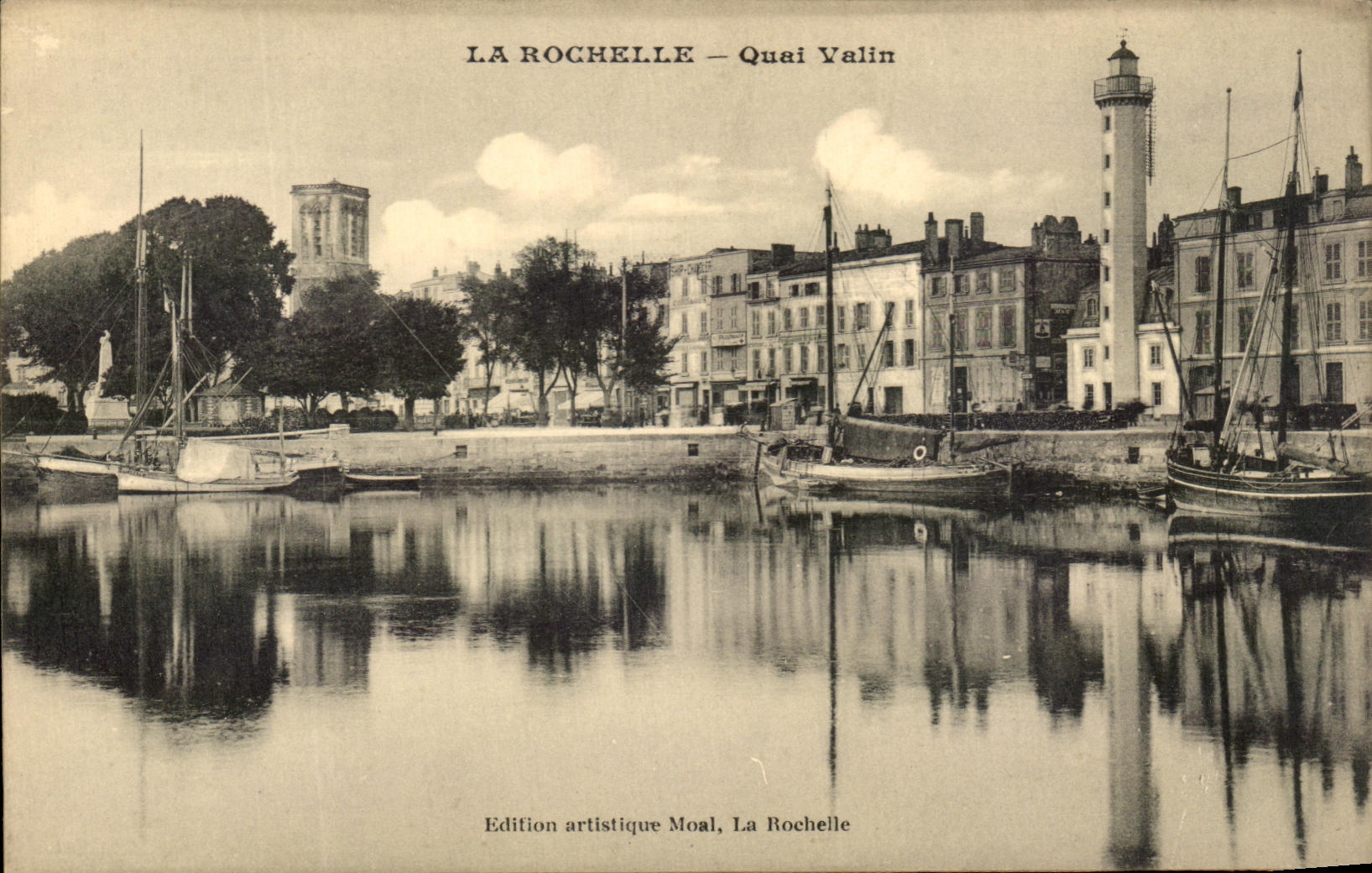 CPA La Rochelle Quai Valin Bateaux