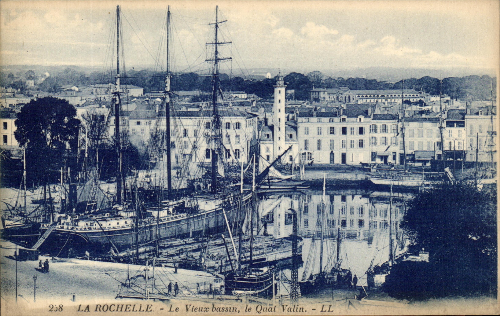 La Rochelle - Le Vieux bassin, le Quai Valin - LL