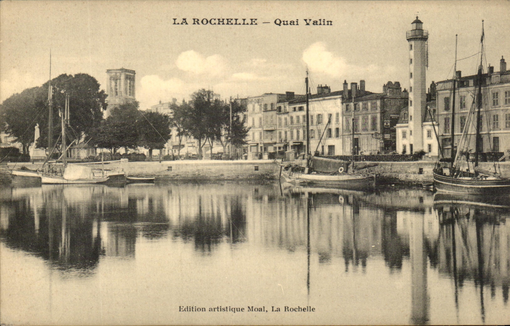 CPA La Rochelle Quai Valin Bateaux