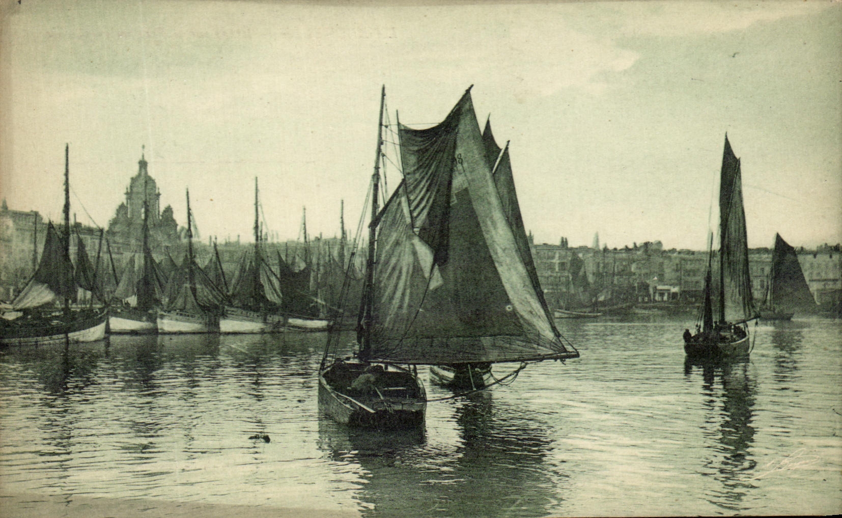 CPA La Rochelle Etude sur le Port au Crepuscule Bateaux