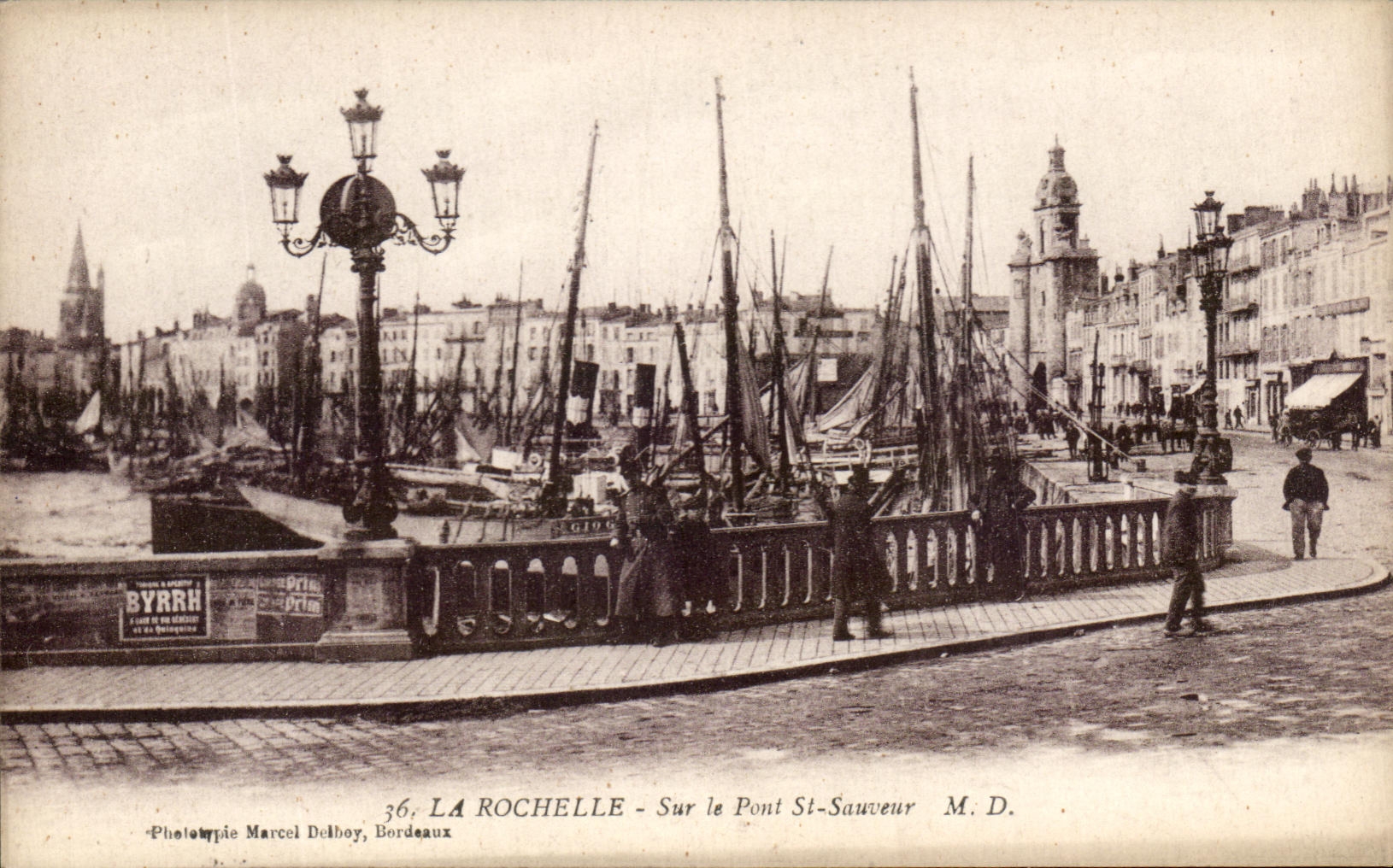 CPA La Rochelle sur le Port St Sauveur Bateaux