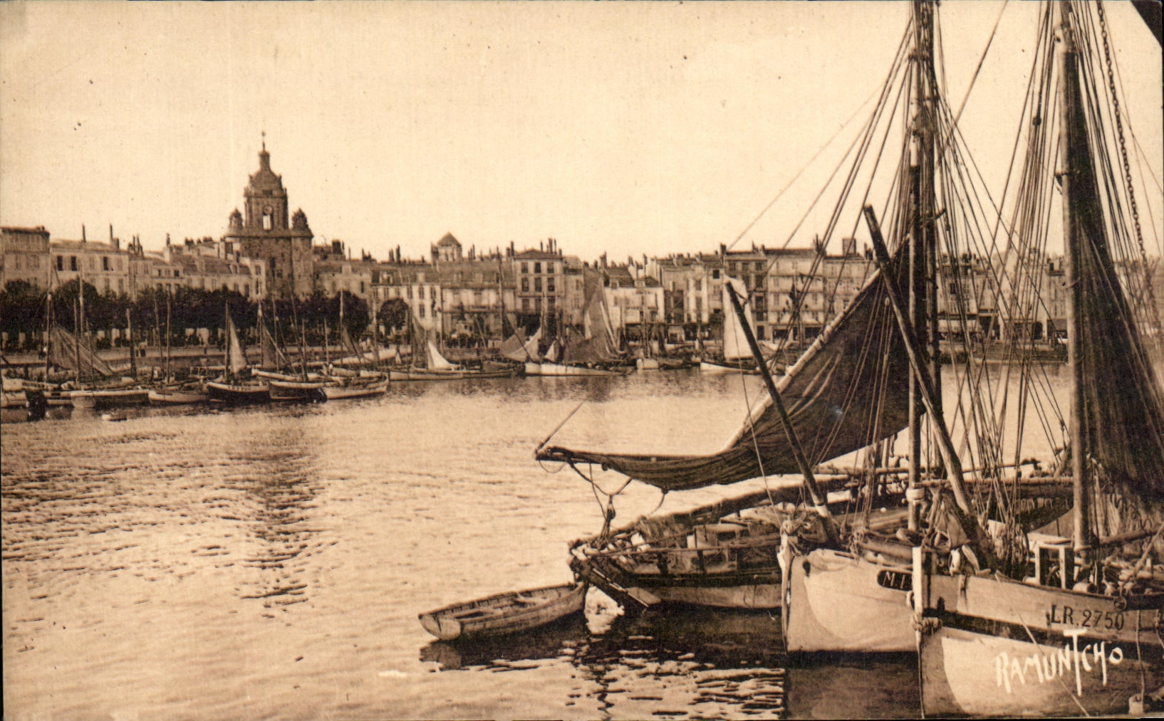 Port de La Rochelle — vue du port et de la cathédrale — éditeur Ramuntcho, n° LR.2750