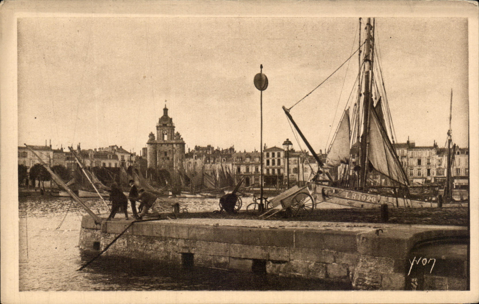 CPA La Rochelle Une Vue des Quais Bateaux Pecheurs