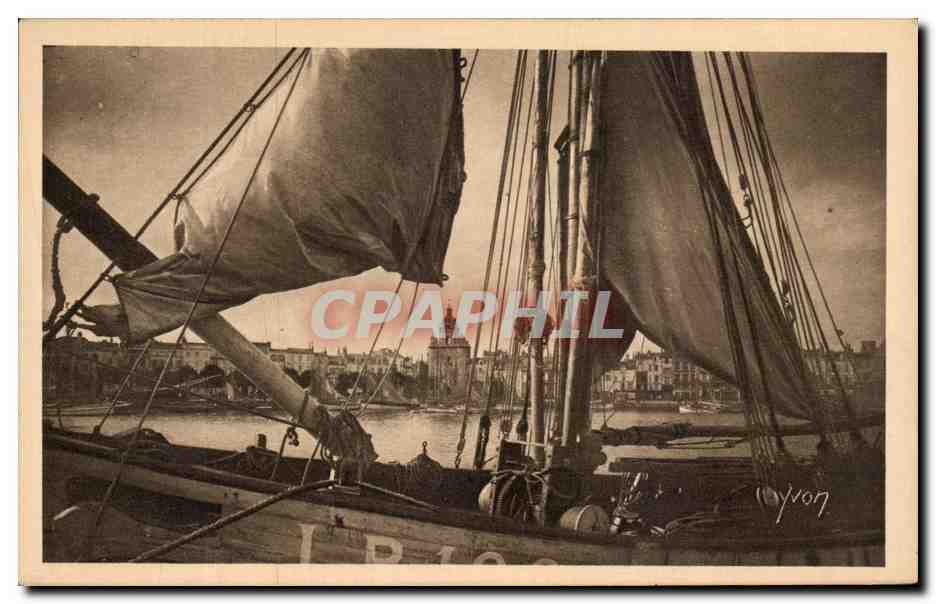 CPA La Rochelle Une Coin du Port Bateau
