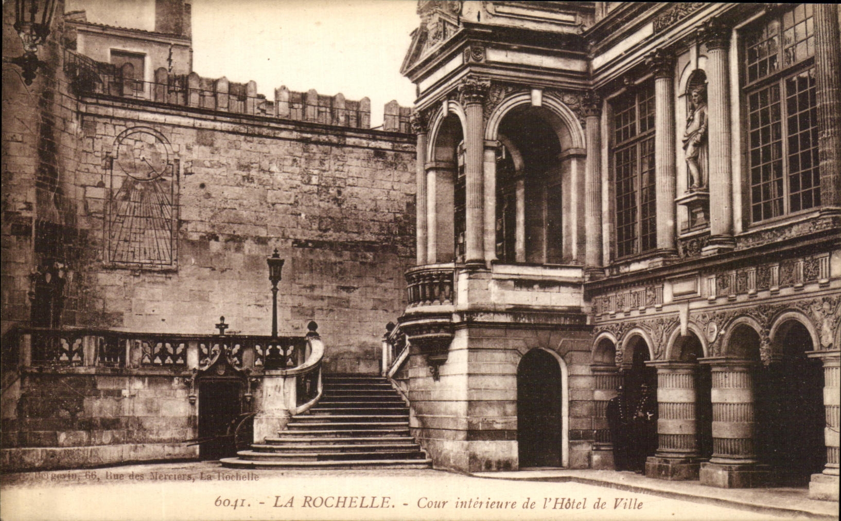 La Rochelle - Cour intérieure de l'Hôtel de Ville — Bergeron, 68, Rue des Merciers